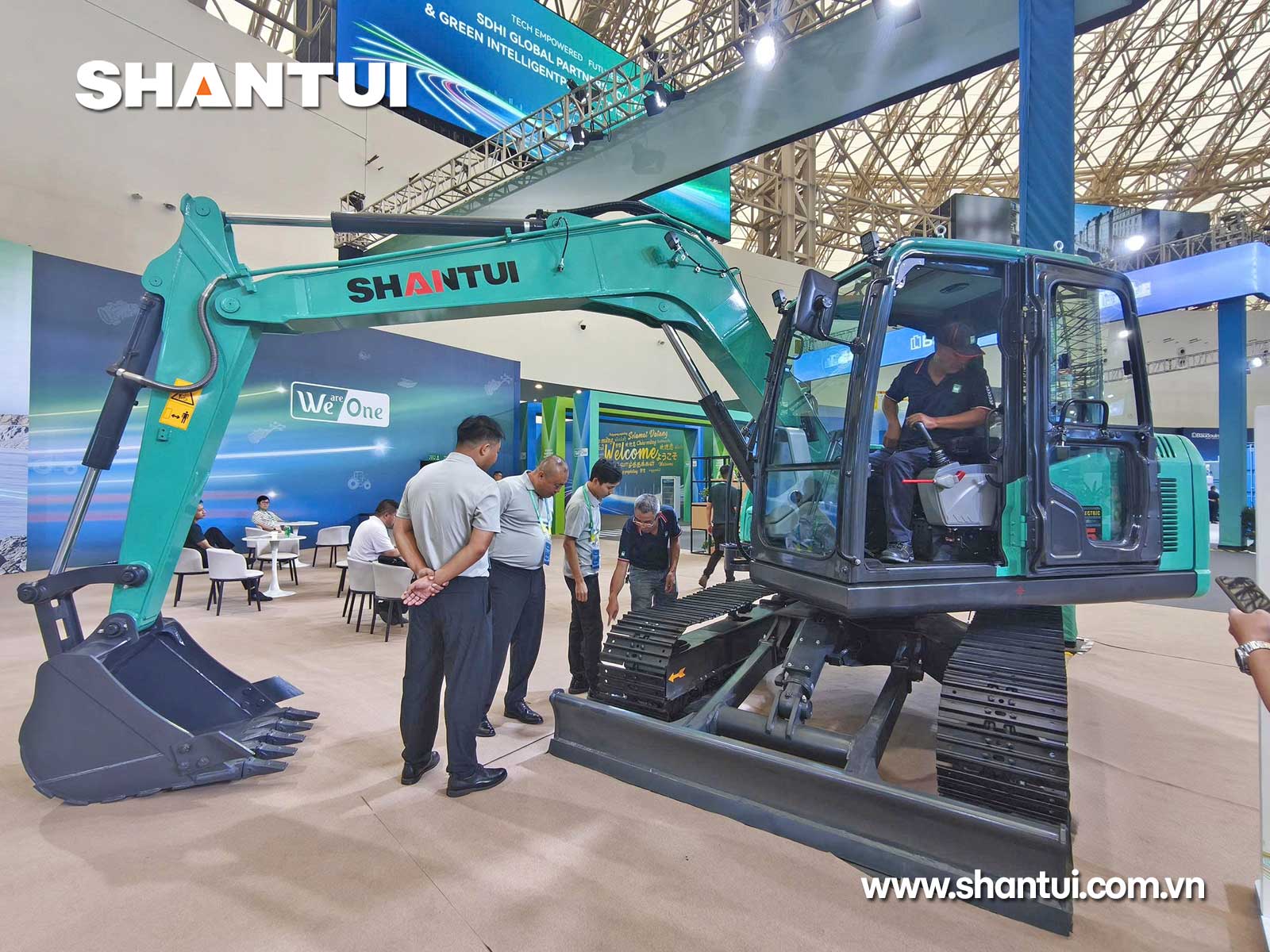 Máy xúc chạy điện Shantui EE75 7 tấn gầu 0,32m³