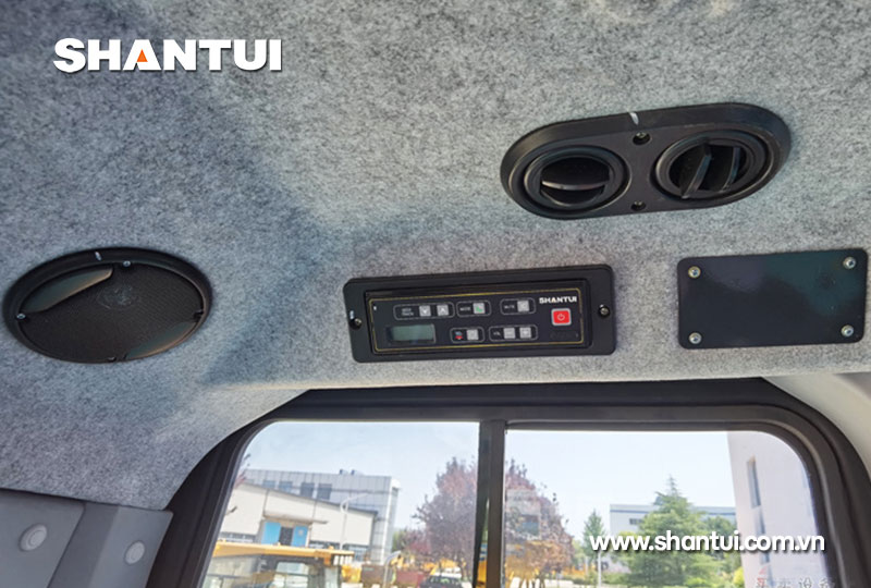Các tính năng tiêu chuẩn bao gồm điều hòa không khí (làm nóng và làm mát), màn hình LCD thông minh, bật lửa, cổng sạc USB, radio, rèm che nắng, bình chữa cháy, v.v., mang đến trải nghiệm lái xe phong phú và tiện nghi hơn.