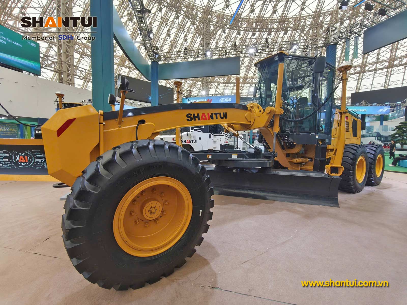 Máy san gạt Shantui SG17B6 + Kèm hệ thống AI | Intelligent Grader được Trưng bày tại Triển lãm Sản phẩm xanh Thông minh Shantui