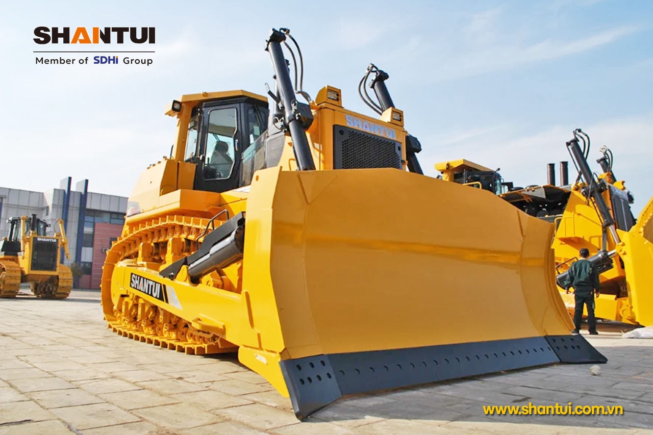 Sự an toàn và thoải mái của người vận hành máy móc được đặc biệt chú trọng. Cabin được trang bị điều hòa, màn hình và cả radio. Máy ủi được trang bị hai bình chữa cháy và hệ thống chữa cháy tự động kích hoạt khi động cơ quá nóng.