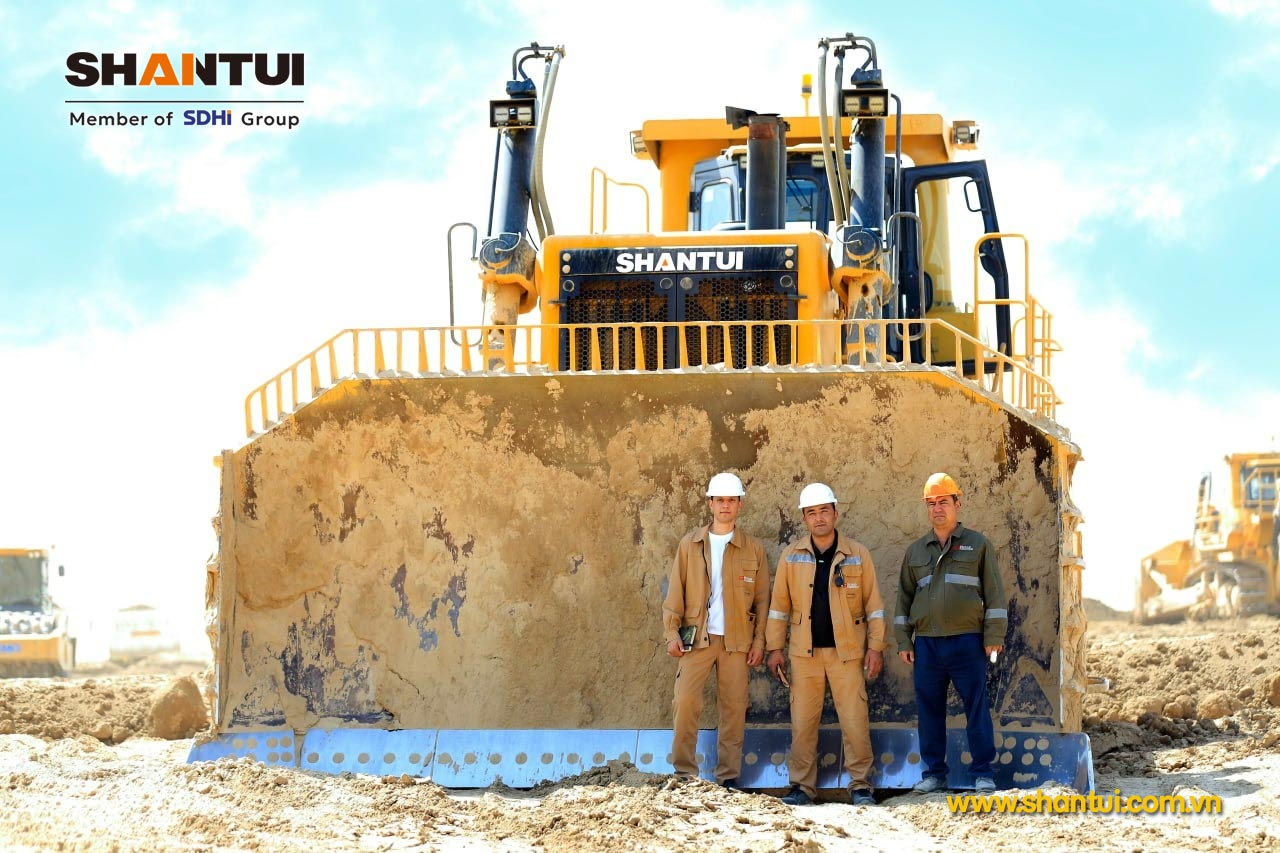Sự an toàn và thoải mái của người vận hành máy móc được đặc biệt chú trọng. Cabin được trang bị điều hòa, màn hình và cả radio. Máy ủi được trang bị hai bình chữa cháy và hệ thống chữa cháy tự động kích hoạt khi động cơ quá nóng.