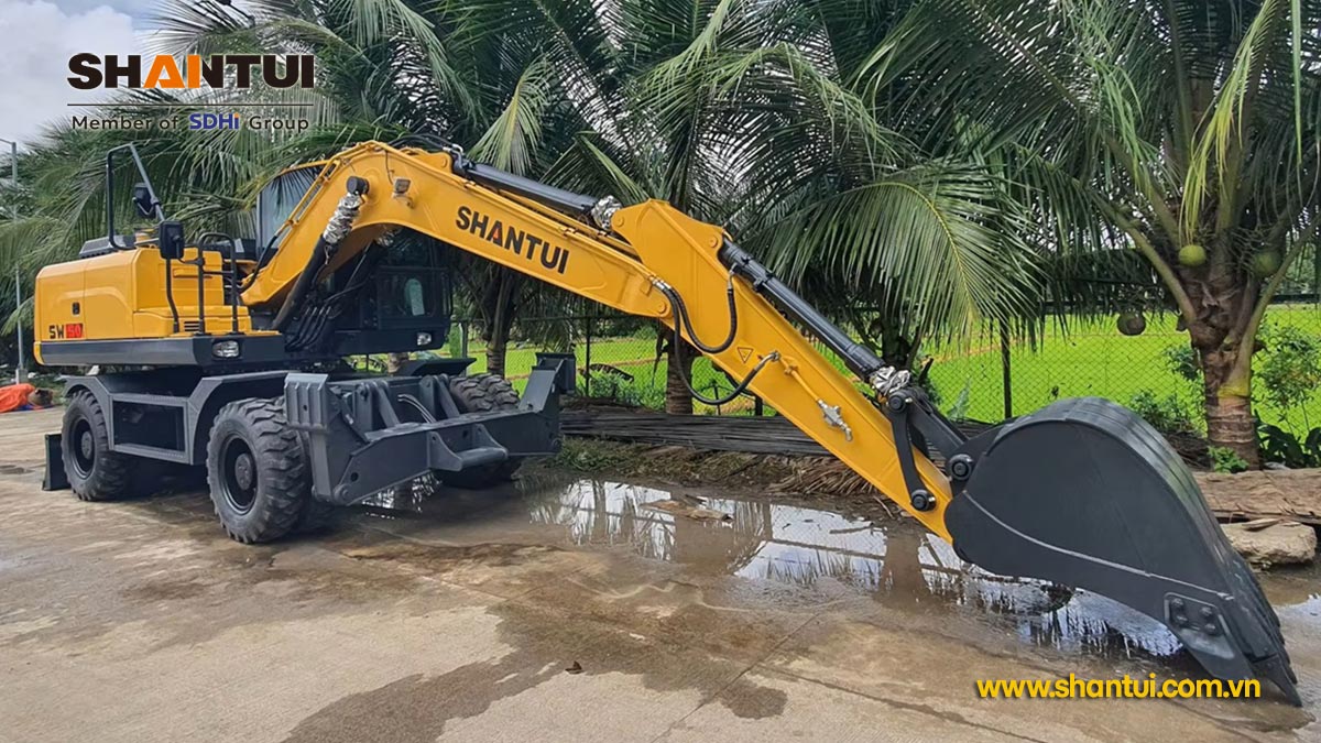 Máy xúc đào bánh lốp Shantui SW150 13,5 tấn gàu xúc 0,6m3