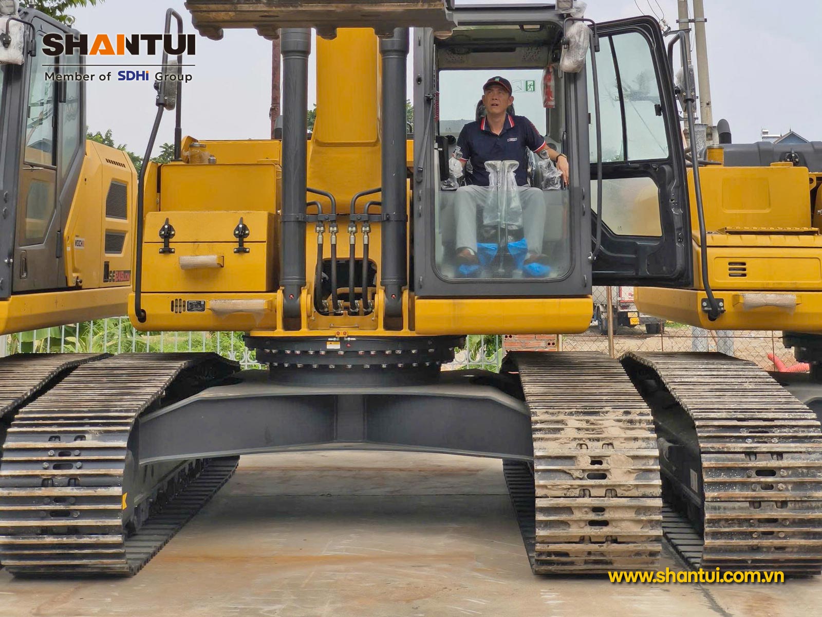 Máy xúc bánh xích Shantui SE220 guốc xích 700mm
