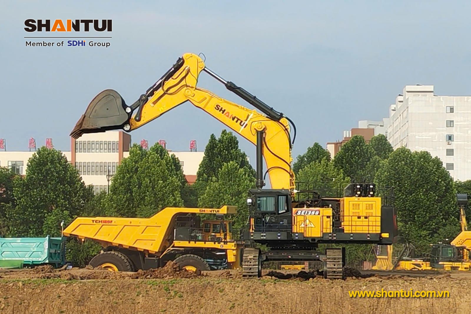 Máy xúc khai thác mỏ Shantui SE1350 127 tấn được kết hợp với các xe tải khai thác