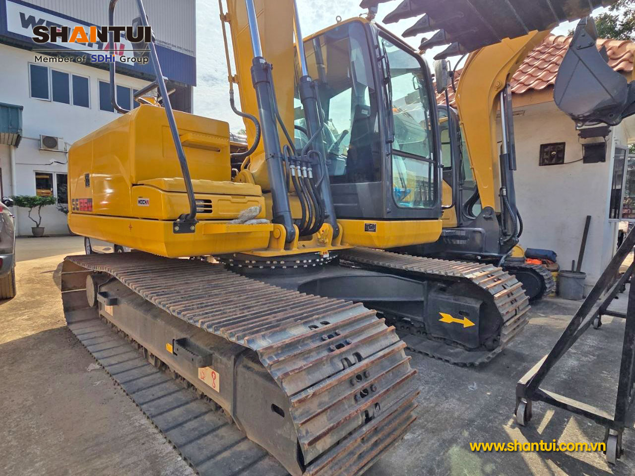 Máy xúc đào Shantui SE135W 13,5 tấn gàu xúc 0,63