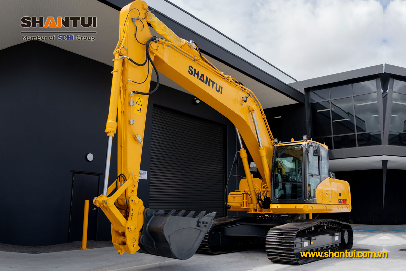 Máy xúc đào Shantui SE215 21,9 tấn gàu xúc 1,05m3