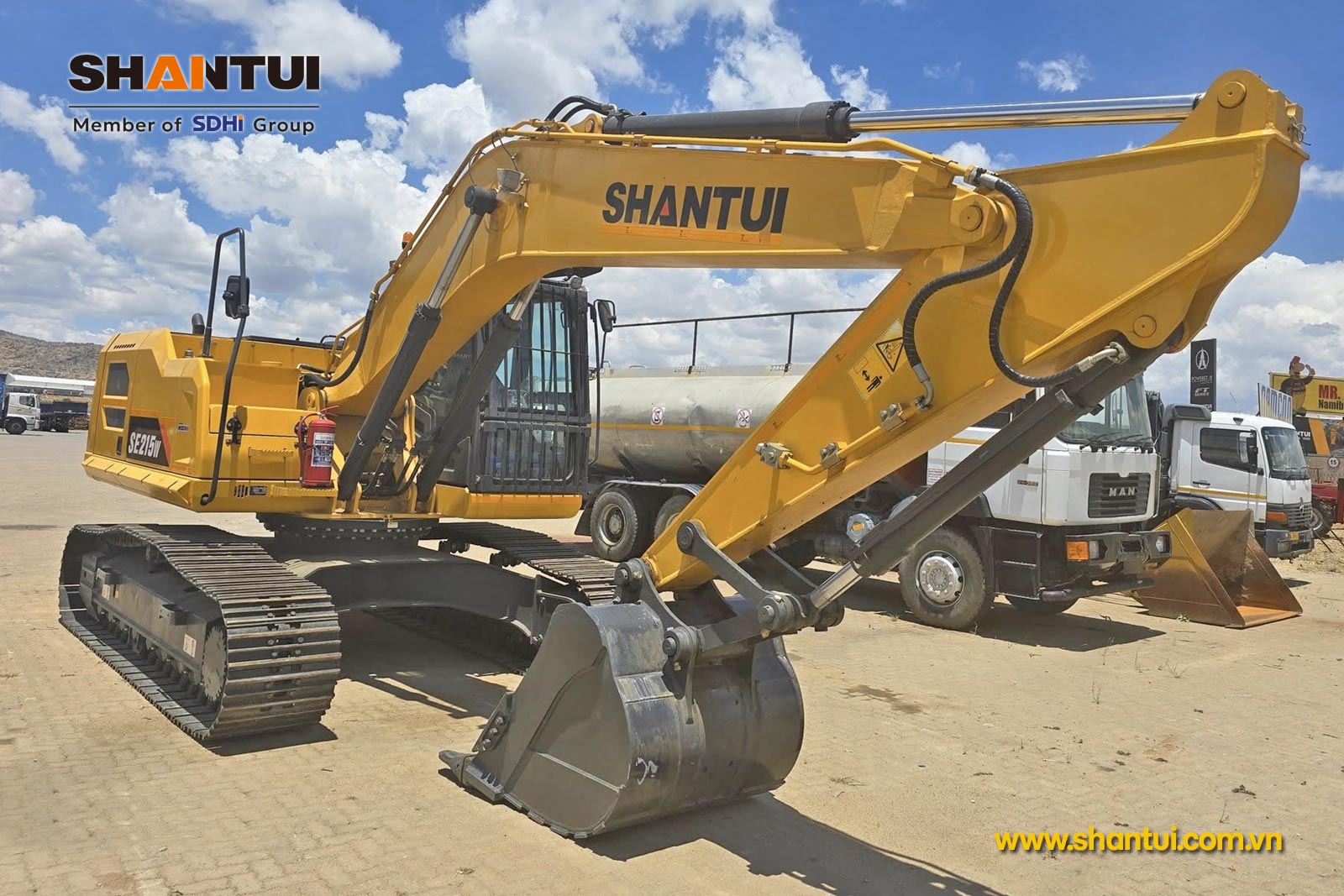 Máy xúc đào Shantui SE215W 21,9 tấn gàu xúc 1m3