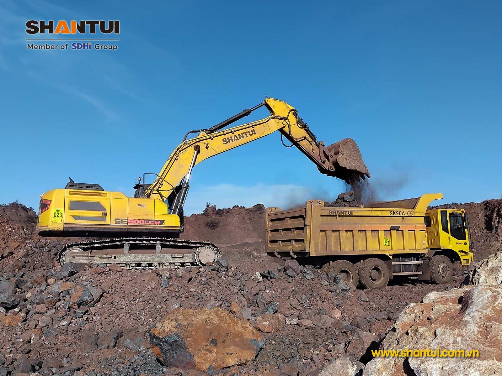 Máy xúc đào Shantui SE500LCW và xe tải chạy mỏ SK90A-C6 | MICO GROUP