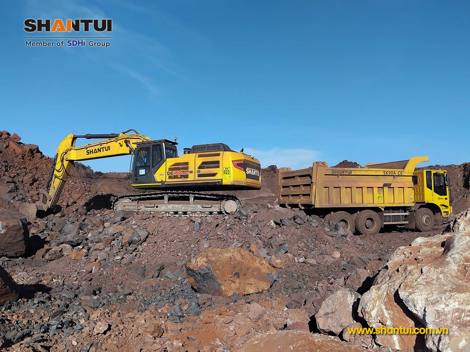 Máy xúc đào Shantui SE500LCW và xe tải chạy mỏ SK90A-C6