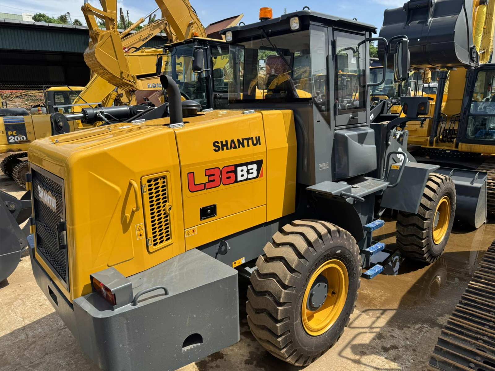 Máy xúc lật Shantui L36-B3 3 tấn gàu 1,7m3