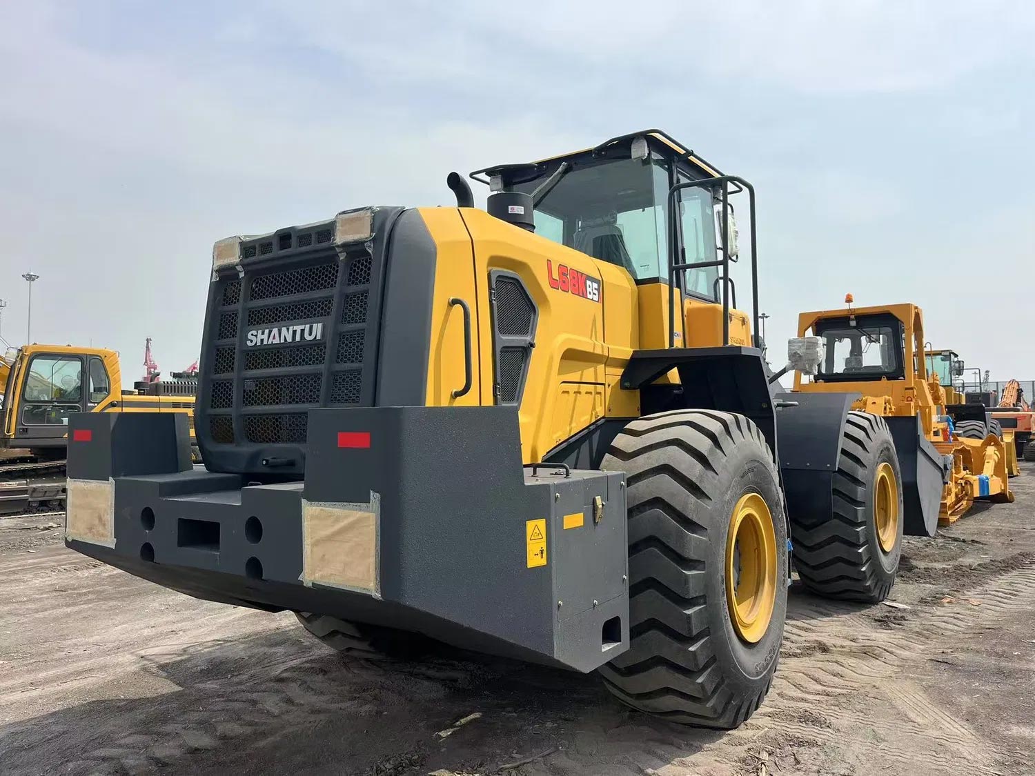 Máy xúc lật Shantui L68K-B5 6,5 tấn gàu 4m3
