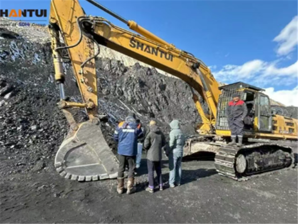 Máy xúc cỡ lớn SE500LCW của Shantui đã hạ cánh xuống khu vực khai thác mỏ ở Kyrgyzstan